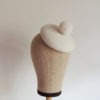 Chapeau rétro à pompon blanc ivoire. Bibi de style vintage. Oh... Really? par Sandra Lacroix, chapelière, Bruxelles.