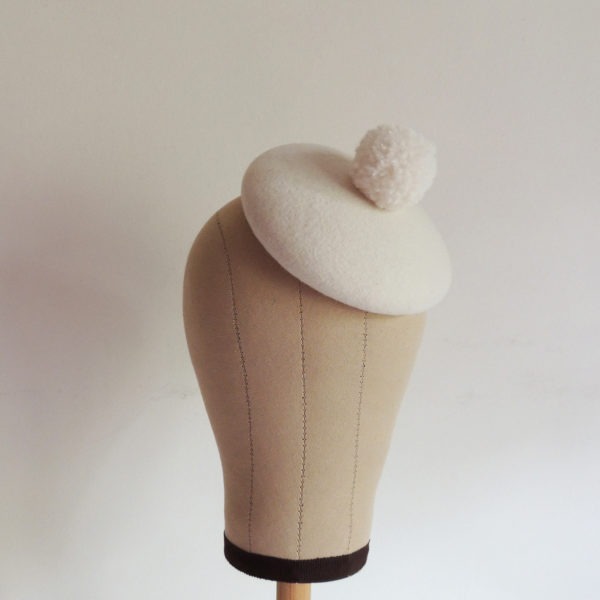 Chapeau rétro à pompon blanc ivoire. Bibi de style vintage. Oh... Really? par Sandra Lacroix, chapelière, Bruxelles.