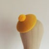 Chapeau rétro à pompon jaune. Bibi de style vintage. Oh... Really? par Sandra Lacroix, chapelière, Bruxelles.