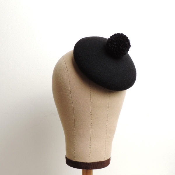 Chapeau rétro à pompon noir. Bibi de style vintage. Oh... Really? par Sandra Lacroix, chapelière, Bruxelles.