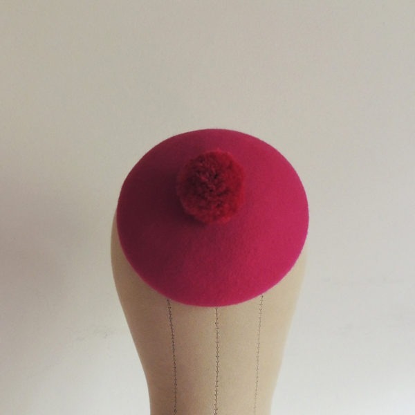 Chapeau rétro à pompon rose fuchsia. Bibi de style vintage. Oh... Really? par Sandra Lacroix, chapelière, Bruxelles.