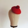 Chapeau rétro à pompon rouge. Bibi de style vintage. Oh... Really? par Sandra Lacroix, chapelière, Bruxelles.