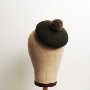 Chapeau rétro à pompon vert kaki. Bibi de style vintage. Oh... Really? par Sandra Lacroix, chapelière, Bruxelles.