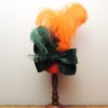 Chapeau rétro en feutre orange. Style vintage et burlesque avec son noeud en velours vert et ses plumes d'autruche vertes et oranges. Oh... Really? par Sandra Lacroix, chapelière, Bruxelles.