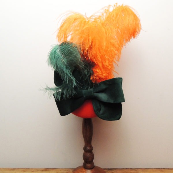 Chapeau rétro en feutre orange. Style vintage et burlesque avec son noeud en velours vert et ses plumes d'autruche vertes et oranges. Oh... Really? par Sandra Lacroix, chapelière, Bruxelles.