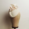 Chapeau rétro de cérémonie blanc, style vintage, avec fleurs et feuilles en soie. Oh... Really? par Sandra Lacroix, chapelière, Bruxelles.