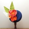 Petit chapeau rétro en feutre bleu royal. Style vintage avec fleurs et feuilles en tissu corail, orange et vert. Oh... Really? par Sandra Lacroix, chapelière, Bruxelles.