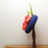 Petit chapeau rétro en feutre bleu royal. Style vintage avec fleurs et feuilles en tissu corail, orange et vert. Oh... Really? par Sandra Lacroix, chapelière, Bruxelles.