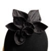 Chapeau rétro de cérémonie noir, style vintage, avec fleurs et feuilles en soie. Oh... Really? par Sandra Lacroix, chapelière, Bruxelles.