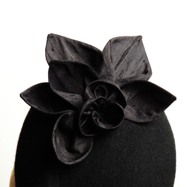 Chapeau rétro de cérémonie noir, style vintage, avec fleurs et feuilles en soie. Oh... Really? par Sandra Lacroix, chapelière, Bruxelles.
