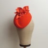 Chapeau rétro de cérémonie orange, style vintage, avec fleurs et feuilles en soie. Oh... Really? par Sandra Lacroix, chapelière, Bruxelles.
