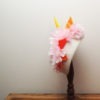 Petit chapeau de cérémonie rétro en feutre ivoire. Style vintage avec fleurs roses et feuilles oranges en tissu, et plumes jaunes Oh... Really? par Sandra Lacroix, chapelière, Bruxelles.