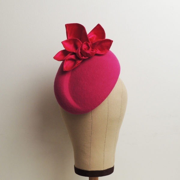 Chapeau rétro de cérémonie rose fuchsia, style vintage, avec fleurs et feuilles en soie. Oh... Really? par Sandra Lacroix, chapelière, Bruxelles.