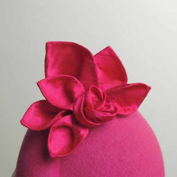 Chapeau rétro de cérémonie rose fuchsia, style vintage, avec fleurs et feuilles en soie. Oh... Really? par Sandra Lacroix, chapelière, Bruxelles.