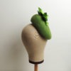 Chapeau rétro de cérémonie vert, style vintage, avec fleurs et feuilles en soie. Oh... Really? par Sandra Lacroix, chapelière, Bruxelles.