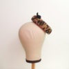 Chapeau de cérémonie rétro en feutre motif léopard. Style vintage avec nœud et tissu noir. Oh... Really? par Sandra Lacroix, chapelière, Bruxelles.