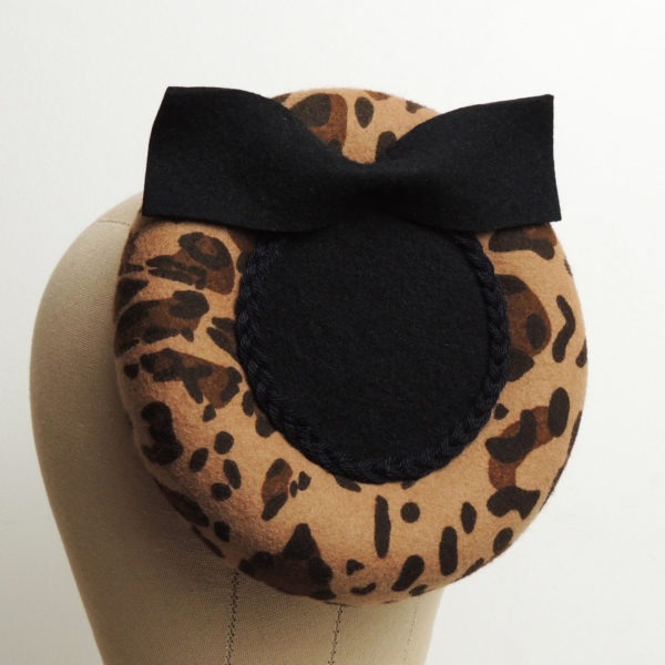 Chapeau de cérémonie rétro en feutre motif léopard. Style vintage avec nœud et tissu noir. Oh... Really? par Sandra Lacroix, chapelière, Bruxelles.