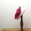 Bibi rétro rond en feutre rose. Style vintage avec nœud fuchsia et feuilles roses et vertes en soie. Oh... Really? par Sandra Lacroix, chapelière, Bruxelles.