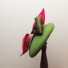 Bibi rétro rond en feutre vert. Style vintage avec nœud vert et feuilles roses en soie. Oh... Really? par Sandra Lacroix, chapelière, Bruxelles.