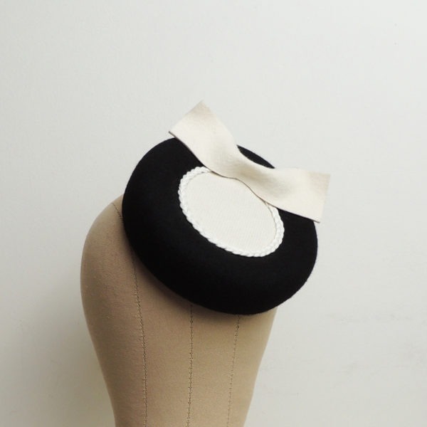 Chapeau de cérémonie rétro en feutre noir. Style vintage avec nœud et tissu blanc ivoire. Oh... Really? par Sandra Lacroix, chapelière, Bruxelles.