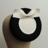 Chapeau de cérémonie rétro en feutre noir. Style vintage avec nœud et tissu blanc ivoire. Oh... Really? par Sandra Lacroix, chapelière, Bruxelles.