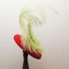 Bibi rétro en feutre rouge. Style vintage avec plumes d'autruche vertes et coccinelles en bois. Oh... Really? par Sandra Lacroix, chapelière, Bruxelles.
