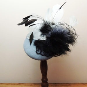Chapeau de cocktail rétro en feutre bleu et décorations noires. Style vintage avec plumes, dentelle et voilette. Oh... Really? par Sandra Lacroix, chapelière, Bruxelles.