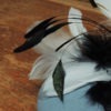 Chapeau de cocktail rétro en feutre bleu et décorations noires. Style vintage avec plumes, dentelle et voilette. Oh... Really? par Sandra Lacroix, chapelière, Bruxelles.