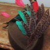 Chapeau de cérémonie rétro en feutre brun. Style vintage aux couleurs de la forêt avec plumes de coq et de faisan. Oh... Really? par Sandra Lacroix, chapelière, Bruxelles.