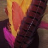Bibi rétro en feutre pourpre, style chasseur. Style vintage avec plumes de faisan rouges et plumes d'oies jaune, rouge et rose fuchsia. Oh... Really? par Sandra Lacroix, chapelière, Bruxelles.