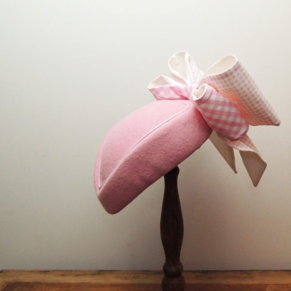 Bibi rétro en feutre rose. Style vintage avec nœud en tissu Vichy rose à l'arrière. Oh... Really? par Sandra Lacroix, chapelière, Bruxelles.