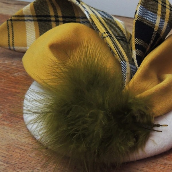 Petit chapeau rond rétro blanc ivoire. Style vintage avec plumes vertes et feuilles jaune moutarde et écossais en tissu. Oh... Really? par Sandra Lacroix, chapelière, Bruxelles.