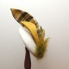 Petit chapeau rond rétro blanc ivoire. Style vintage avec plumes vertes et feuilles jaune moutarde et écossais en tissu. Oh... Really? par Sandra Lacroix, chapelière, Bruxelles.