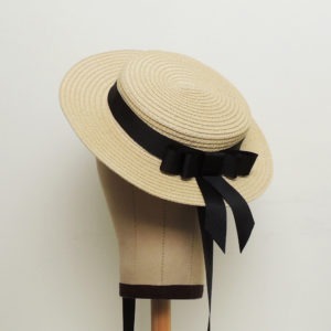 Chapeau canotier rétro en paille naturelle claire. Style vintage avec rubans noirs. Oh... Really? par Sandra Lacroix, chapelière, Bruxelles.