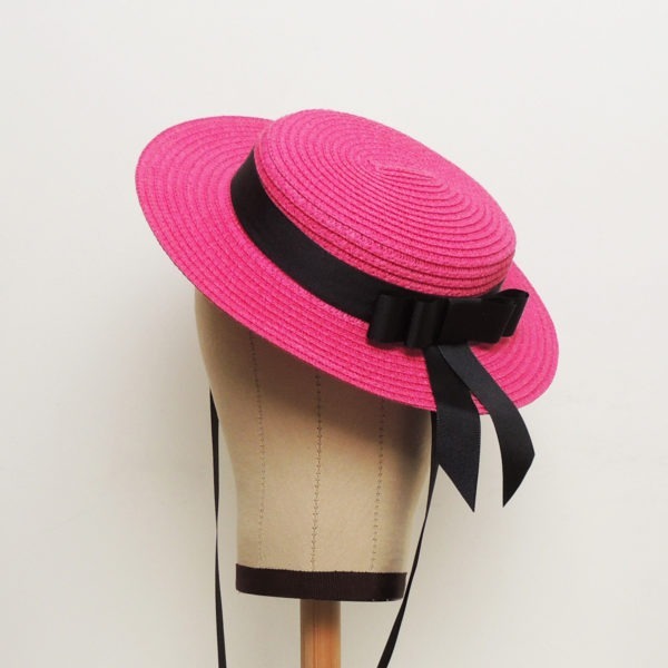 Chapeau canotier rétro en paille rose fuchsia. Style vintage avec rubans noirs. Oh... Really? par Sandra Lacroix, chapelière, Bruxelles.