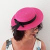 Chapeau canotier rétro en paille rose fuchsia. Style vintage avec rubans noirs. Oh... Really? par Sandra Lacroix, chapelière, Bruxelles.