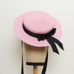Chapeau canotier rétro en paille rose clair. Style vintage avec rubans noirs. Oh... Really? par Sandra Lacroix, chapelière, Bruxelles.