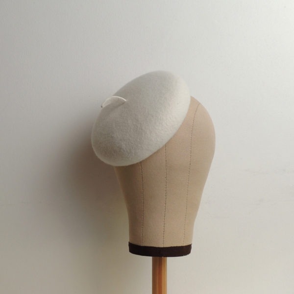 Chapeau rétro en feutre blanc ivoire. Béret de style vintage. Oh... Really? par Sandra Lacroix, chapelière, Bruxelles.