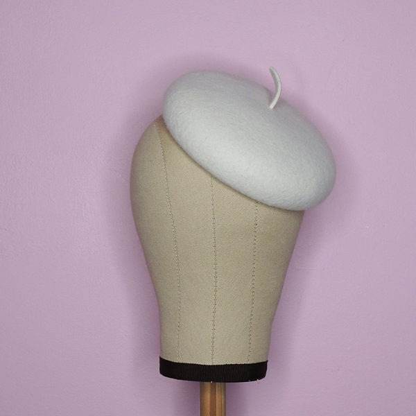 Chapeau rétro en feutre blanc ivoire. Béret de style vintage. Oh... Really? par Sandra Lacroix, chapelière, Bruxelles.