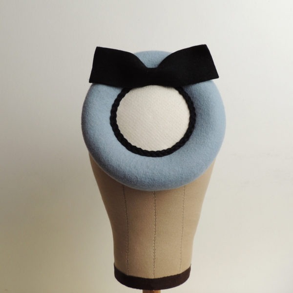 Chapeau de cérémonie rétro en feutre bleu. Style vintage avec nœud noir et tissu blanc ivoire. Oh... Really? par Sandra Lacroix, chapelière, Bruxelles.