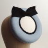Chapeau de cérémonie rétro en feutre bleu. Style vintage avec nœud noir et tissu blanc ivoire. Oh... Really? par Sandra Lacroix, chapelière, Bruxelles.