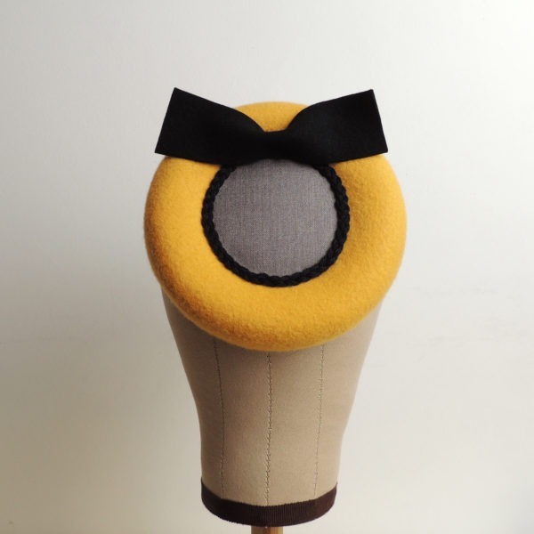 Chapeau de cérémonie rétro en feutre jaune. Style vintage avec nœud noir et tissu gris. Oh... Really? par Sandra Lacroix, chapelière, Bruxelles.
