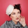 Petit chapeau rétro rond en feutre blanc ivoire. Fez de style vintage avec nœud. Oh... Really? par Sandra Lacroix, chapelière, Bruxelles.