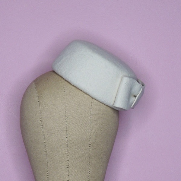 Petit chapeau rétro rond en feutre blanc ivoire. Fez de style vintage avec nœud. Oh... Really? par Sandra Lacroix, chapelière, Bruxelles.