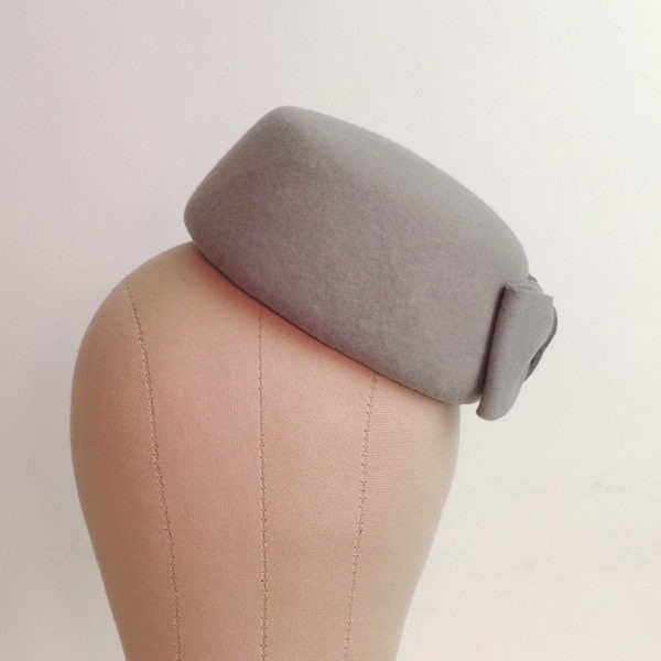 Petit chapeau rétro rond en feutre gris. Fez de style vintage avec nœud. Oh... Really? par Sandra Lacroix, chapelière, Bruxelles.