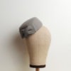 Petit chapeau rétro rond en feutre gris. Fez de style vintage avec nœud. Oh... Really? par Sandra Lacroix, chapelière, Bruxelles.