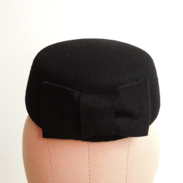 Petit chapeau rétro rond en feutre noir. Fez de style vintage avec nœud. Oh... Really? par Sandra Lacroix, chapelière, Bruxelles.