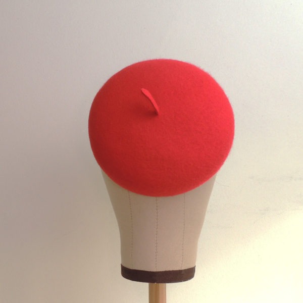 Chapeau rétro en feutre rouge. Béret de style vintage. Oh... Really? par Sandra Lacroix, chapelière, Bruxelles.