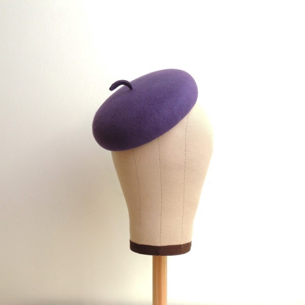 Chapeau rétro en feutre violet. Béret de style vintage. Oh... Really? par Sandra Lacroix, chapelière, Bruxelles.