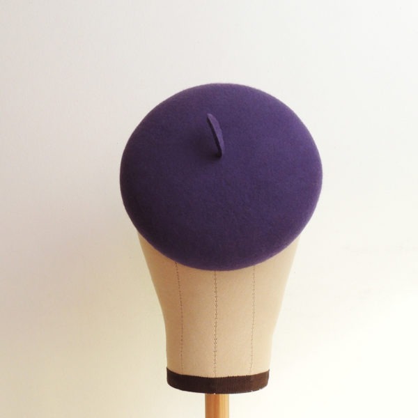 Chapeau rétro en feutre violet. Béret de style vintage. Oh... Really? par Sandra Lacroix, chapelière, Bruxelles.